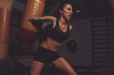 Jeune Belle Athl Te Blonde Sexy Bodybuilder Exerce Dans La Salle De Gym Dans De Beaux V Tements