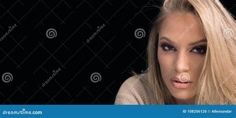 Belle Femme Blonde Sensuelle Belle Femme Aux Yeux Bleus Profe Photo