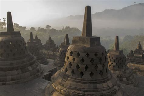 destinasi wisata sejarah  indonesia  candi sampai istana