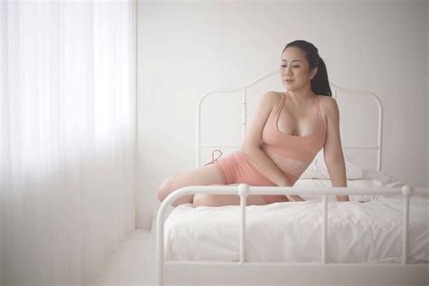 Tante Ernie Pamer Keseksian Pakai Bikini Di Ranjang Netizen Pusing Mama Era Id