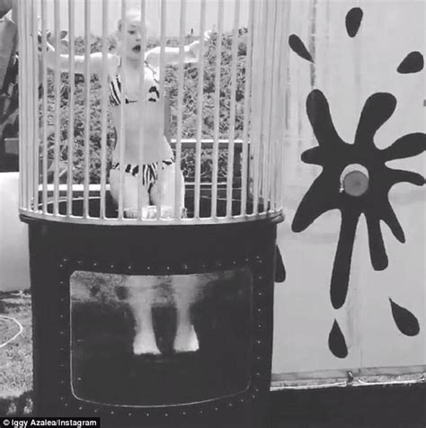 Iggy Azalea Showcases Her Famous Curves As She Strips Down To Her Bikini Daily Mail Online