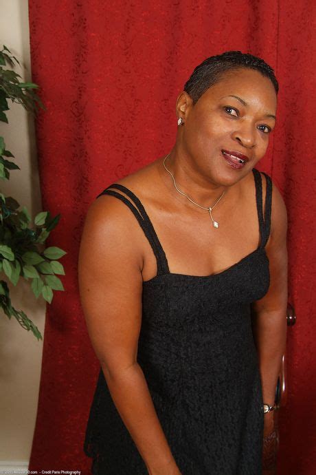 Black MILF Portia Shows Off Her Big Ass And Spreads Her Pussy