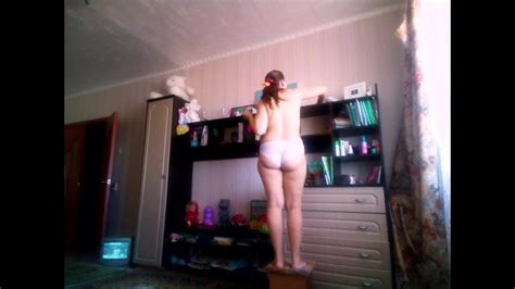 Peeping like a naked mother dancing dusting the music MyNakedStepmother Vidéos Porno