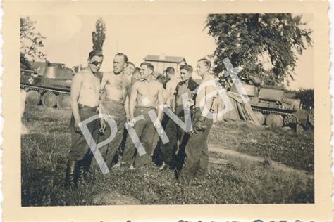 Foto Wk Ii Wehrmacht Soldaten Panzereinheit Soldaten Halbnackt Nude F Eur Picclick De