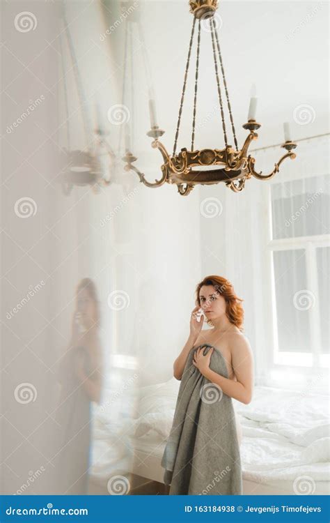 La Mattinata Pigra Della Donna Rossa In Una Sala D Annata Soleggiata Senza Vestiti E Parti Nude