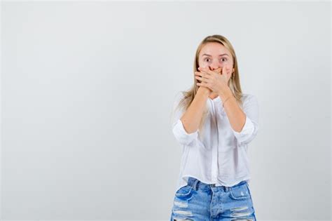 Jeune Femme Blonde Dans Une Chemise Blanche Photo Gratuite