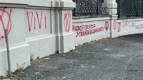 Roma Assalto No Vax All Ospedale Spallanzani Scritte Sui Muri Contro