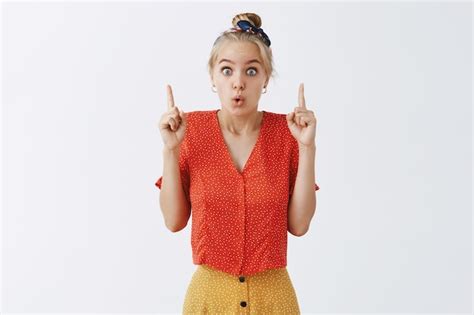 Excit Belle Jeune Fille Blonde Posant Contre Le Mur Blanc Photo Gratuite