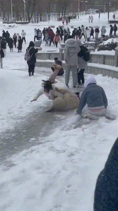 确实好办法！雪天路滑容易摔倒 消防员建议你这样走 直播吧