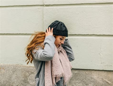 Jonge Blonde Meid Glimlacht Terwijl Ze Haar Smartphone In Een Bar Naakt Met Een Drankje Stock