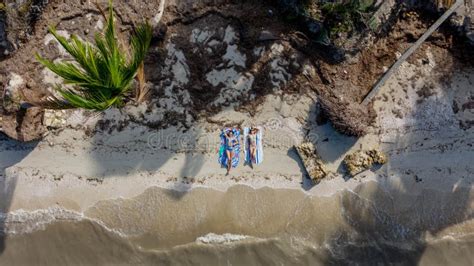 Elegancia De Drones Radiancia Tropical Mientras Los Modelos De Bikini Toman El Sol En La