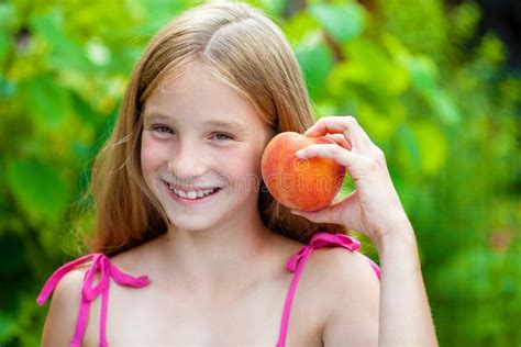 Portrait D une Jeune Petite Fille Blonde Avec La Pêche Photo stock Image du dessert