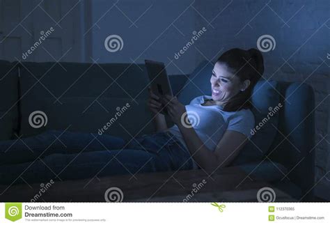 Giovane Bella E Donna Latina Felice Sul Suo 30s Che Tiene La Ripresa Esterna Della TV Che Gode A