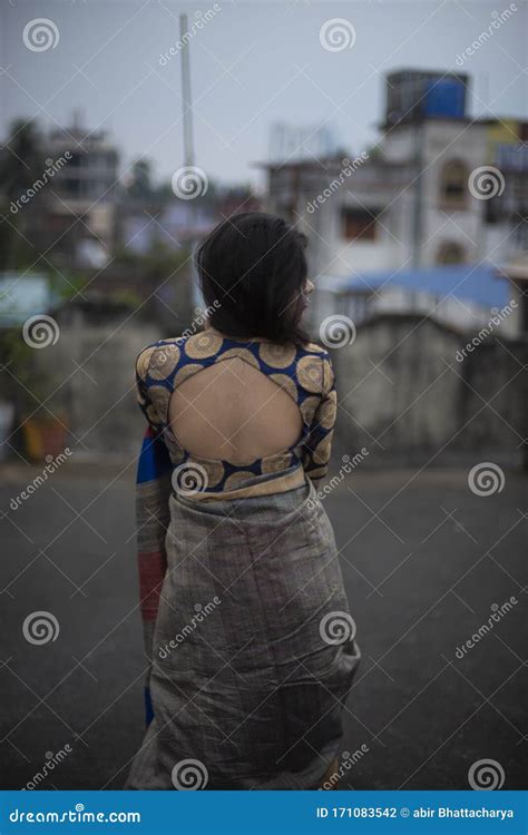 Portr T Des Jungen Indischen Brunette M Dchens Mit Traditionellen Abnutzungssari Auf Dem Dach