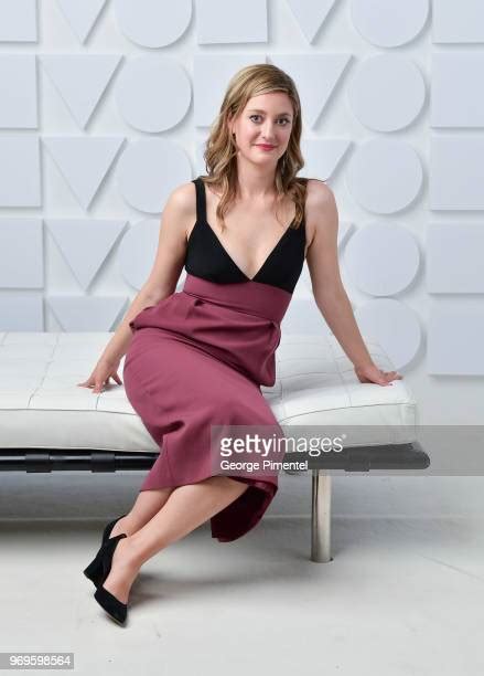 6 Hot New Zoe Perry Bikini Pics