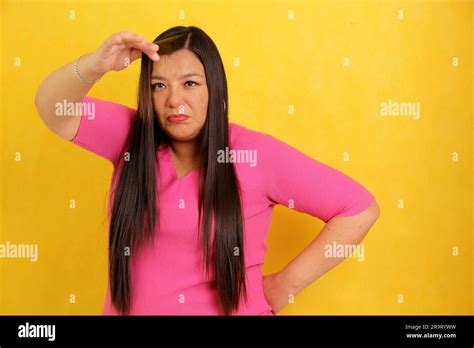 Eine J Hrige Latina Frau Mit Sehr Langen Haaren Leidet Unter Misshandlung Beobachtet Ihre