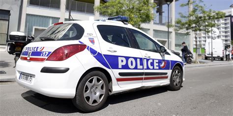 Hauts De Seine Trois Voitures De Police Incendi Es Antony