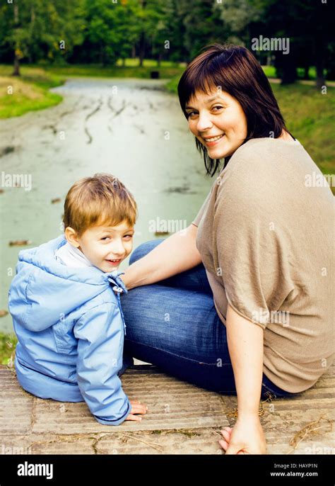 Femme mature avec petit garçon à l extérieur mère avec fils en vert p Photo Stock Alamy
