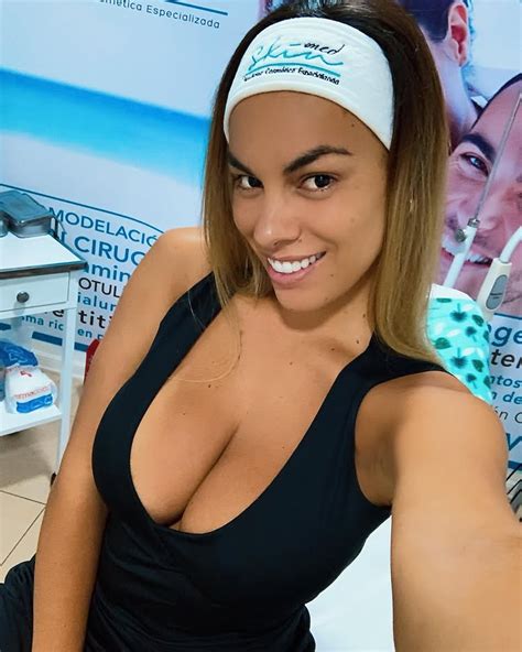 Aida Martínez sexy en bikini dorado en la playa ColorMusic