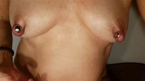 Nippleringlover geile MILF führt mm Rohr durch extrem gedehnte gepiercte Nippel ein xHamster