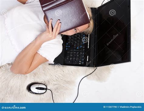 Blonde Juguetón Joven Con Su Diario Foto de archivo Imagen de piel adulto