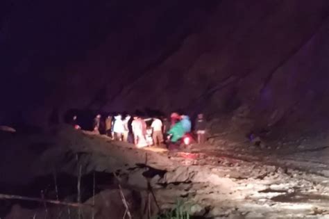 Akses Jalan Poros Mamasa Toraja Tertutup Akibat Longsor