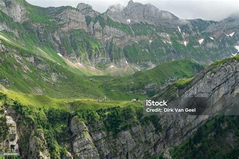 スイスのアッペンツェラー山脈の谷方向meglisalp山小屋の反対側の方の眺めメグリサルプ山小屋を囲む雄大な山々夏の日の眺め印象的 カラー画像のストックフォトや画像を多数ご用意 Istock