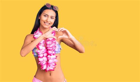 Jovem Bonita Latina Vestindo Biqu Ni E Hawaian Lei Sorrindo De Amor Mostrando S Mbolo Card Aco E