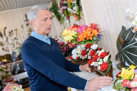 Homem Escolhendo Flores Para O Funeral Foto De Stock Imagem De Senior