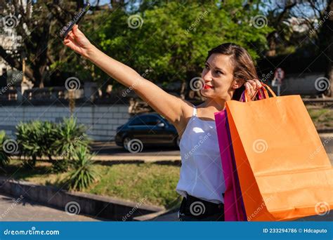 Linda Latina Tirando Uma Selfie Mostrando Seus Sacos De Compras Conceito De Compras De