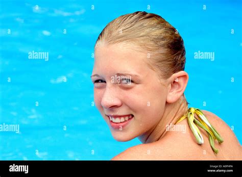 Nasse Blonde Haare Im Pool Stockfotos Und Bilder Kaufen Alamy