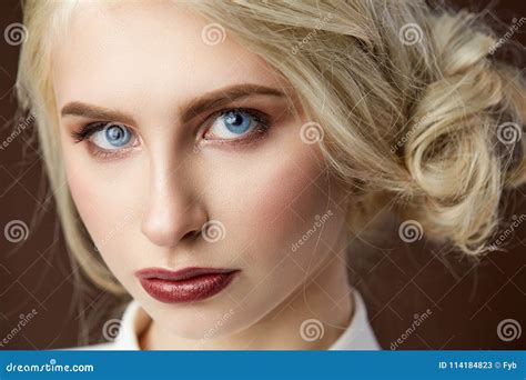 Portrait De Belle Jeune Photo Blonde De Mode De Fille Image Stock Image Du Languettes