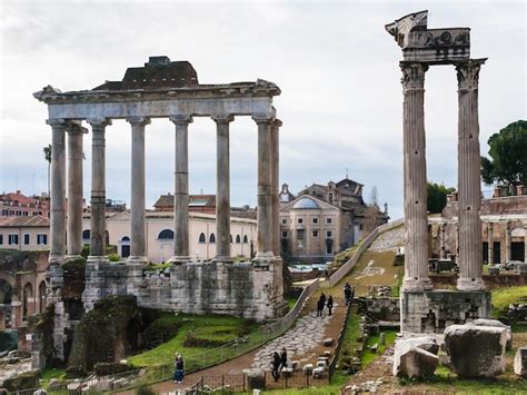 Templo De Saturno En El Foro Romano En Roma Foto Premium