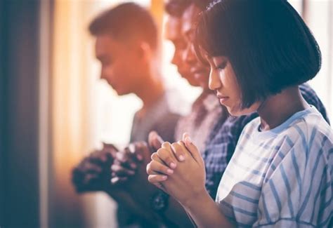 5 Verses About Praying For Others What The Bible Says And How To Live It