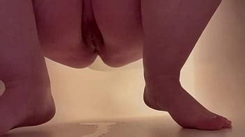 La Chica Gordita No Puede Contener La Orina Y Orina Por Todo El Suelo De La Ducha XVIDEOS