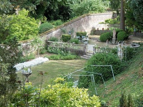 Dans les jardins Henri Le SIDANER à Gerberoy Allo T es où