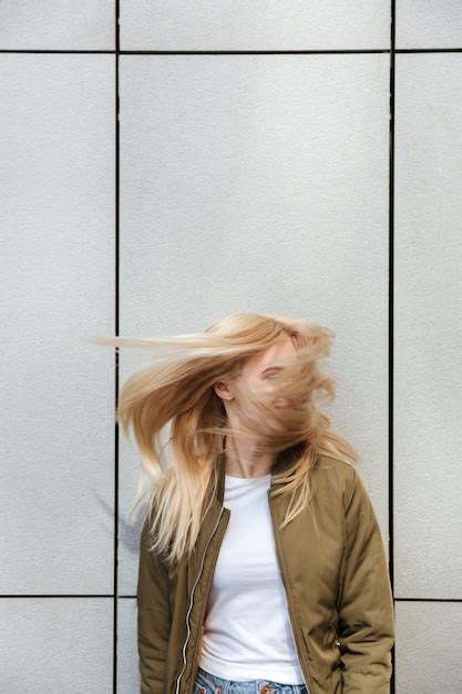 Dr Le Femme Blonde Secouant Ses Cheveux Photo Gratuite