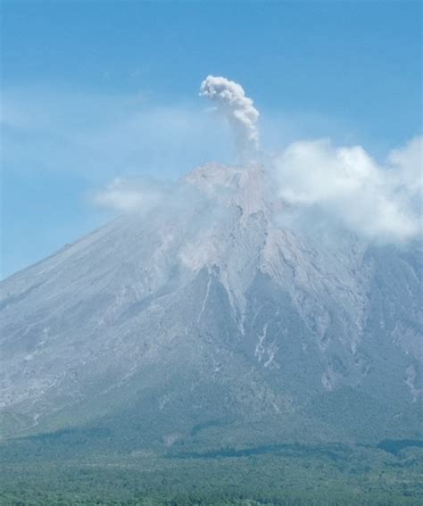 Gunung Semeru Kembali Erupsi Semburkan Abu Vulkanik Setinggi Meter