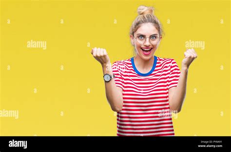 Junge hübsche blonde Frau Brille über isolierte Hintergrund feiern