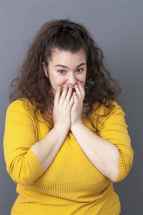 Jeune Grande Femme Timide Touchant Son Visage Pour Le Bien Tre Image