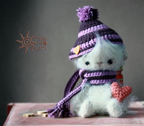 Пушистик из фактурных ниток. | Crochet hats, Hats, Crochet