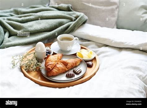 El desayuno del día de las madres se sirve con amor en la cama Café