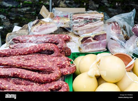 Comida T Pica De Cerde A Quesos Y Embutidos Secos Como Embutidos