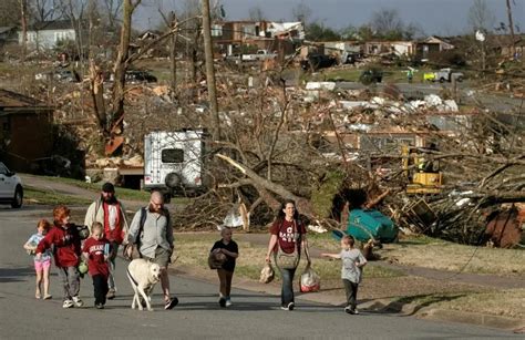 Tornado Nos EUA Deixa Ao Menos 26 Mortos E Milhares De Casas Sem