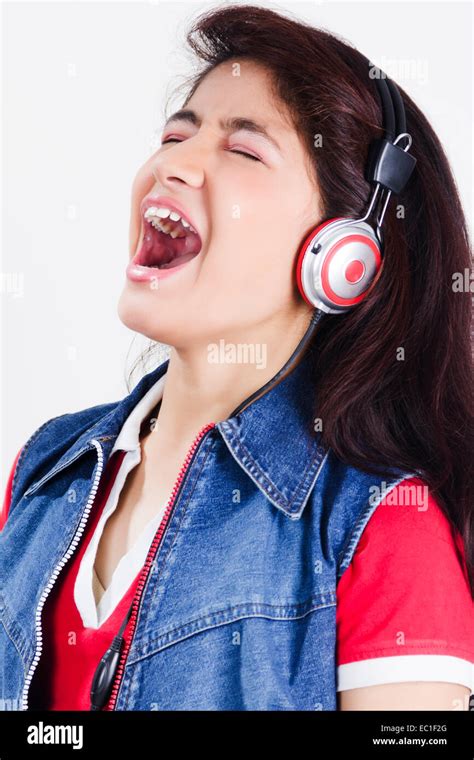 Beautiful blonde girl scream Banque de photographies et dimages à haute résolution Alamy