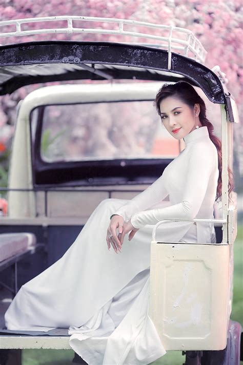 Mẫu nude táo bạo nhất Việt Nam diện áo dài bó sát khoe đường cong nóng bỏng