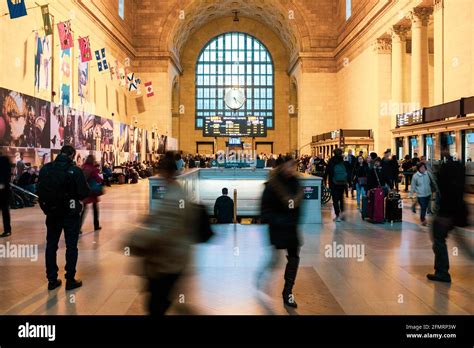 Rush Hour At Torontos Union Station Stock Photo Alamy