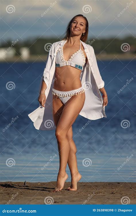 Belle Femme En Bikini Sur La Plage Photo Stock Image Du Patte Fesses