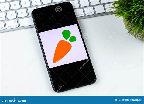 Instacart App Logo on a Smartphone Screen. Editorial Photography - Image of white, smartphone ...