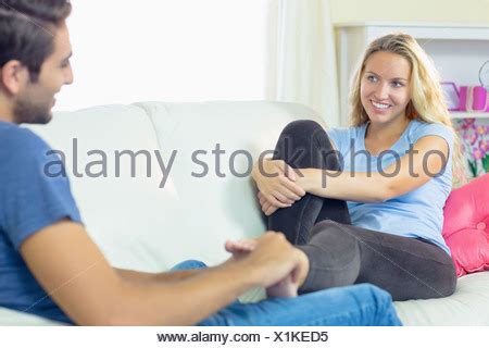 Glücklich blonde Frau massiert Füße ihres Freundes Stockfotografie Alamy